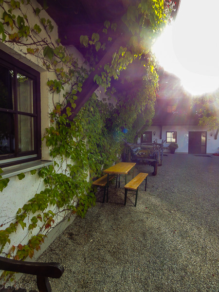 Im schönen Hof vom Bruder Bernhardt