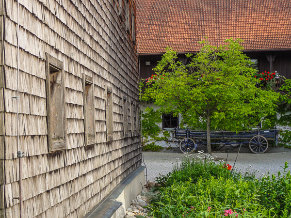 Eine Häuserwand vom Bruder Bernhardt